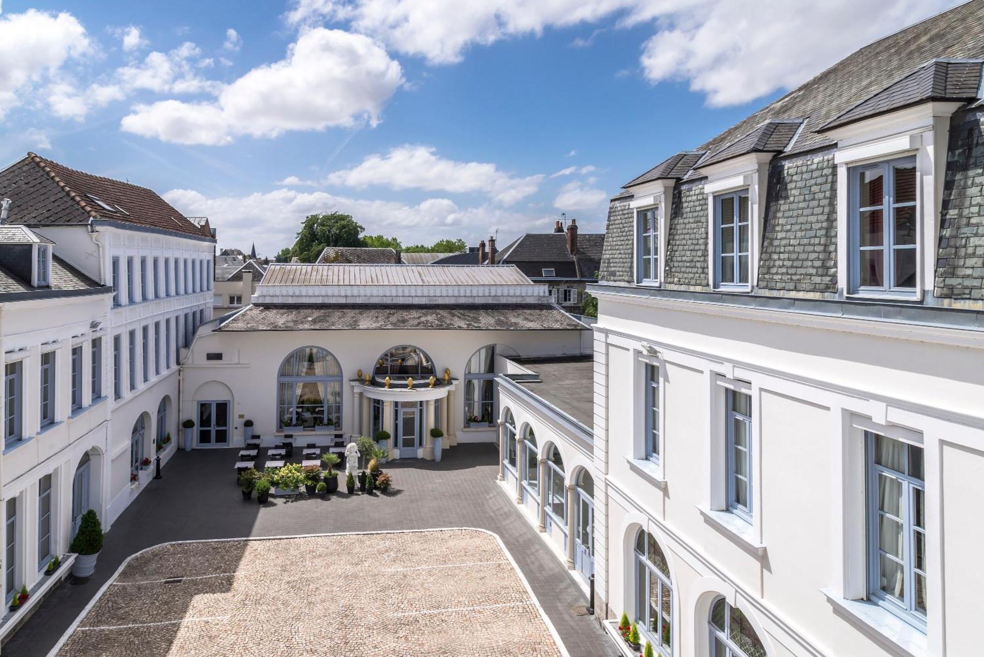 Hotel De L'Univers Arras Esterno foto